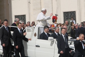 papież franciszek przejeżdża pomiędzy wiernymi na placu świętego piotra